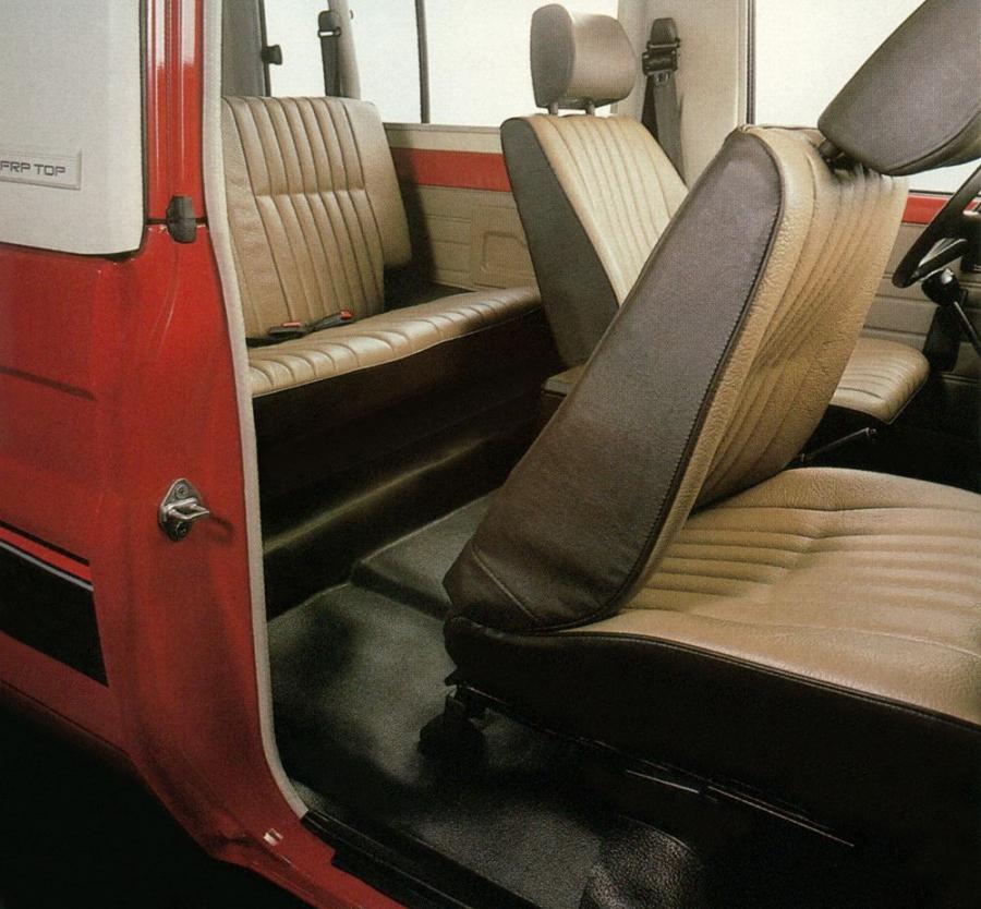 Интерьер Toyota Land Cruiser II Soft Top (LJ71) 1985 года  (фото 5 из 7)